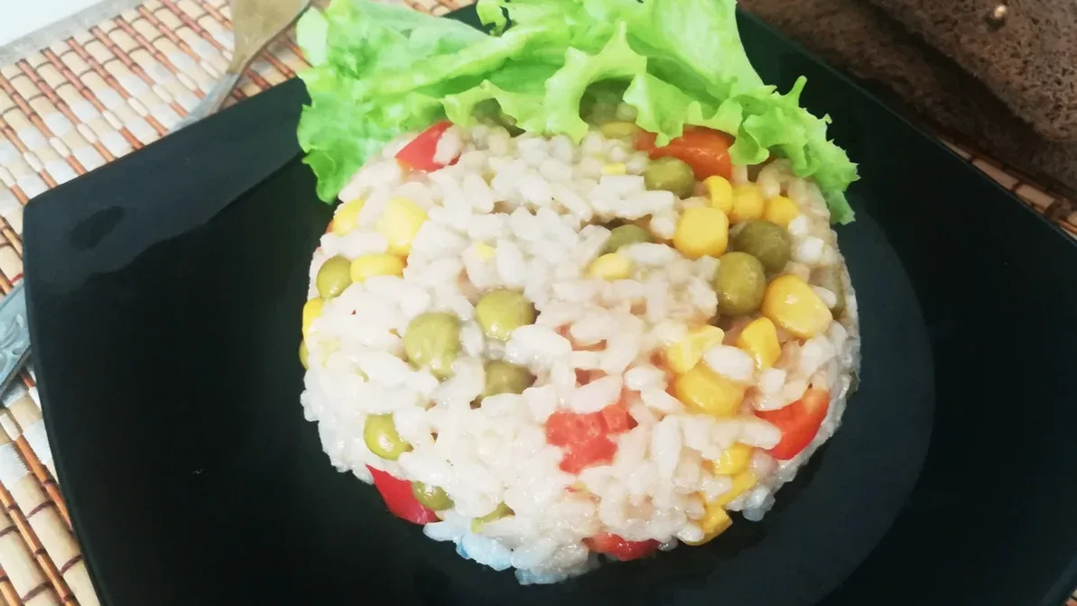 🍚 Жареный рис с овощами — гарнир из риса арборио с кукурузой, зелёным горошком и соевы...