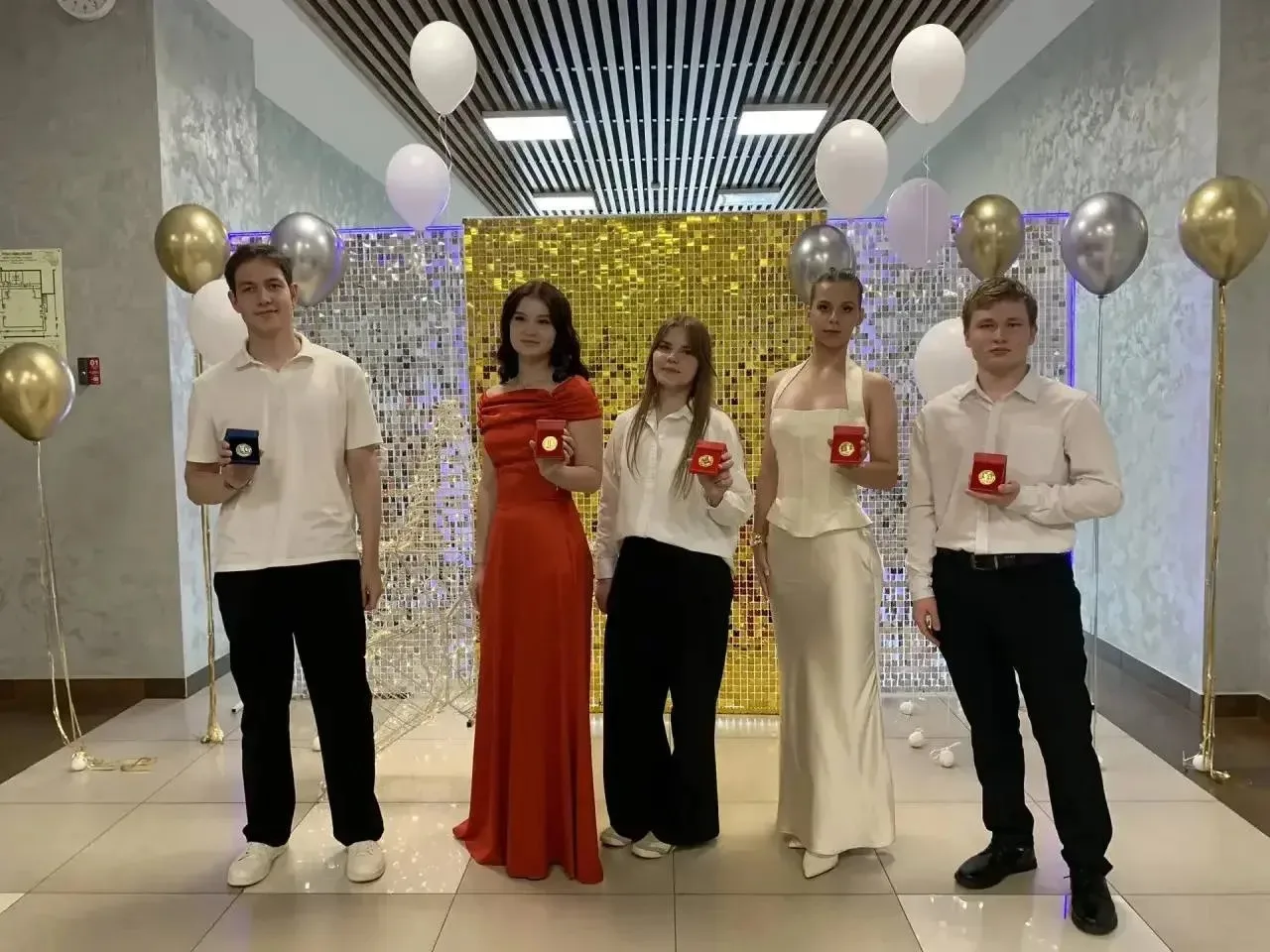 🎖 Гордость нашего города: лучшим выпускникам вручили медали «За особые успехи в учении»

3 июля сос