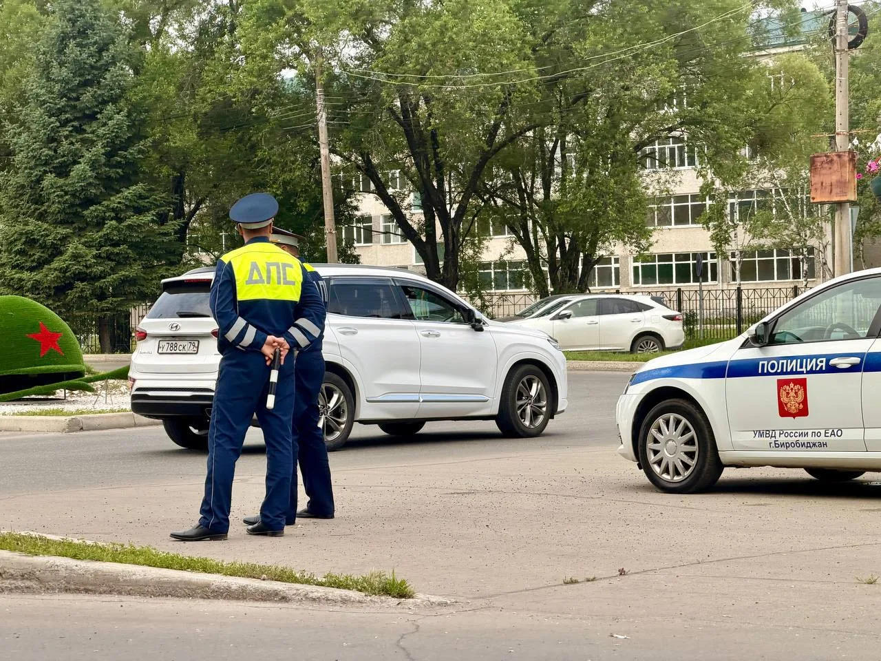 🤯 Пьяный водитель застрял между сидениями автомобиля в Биробиджане
