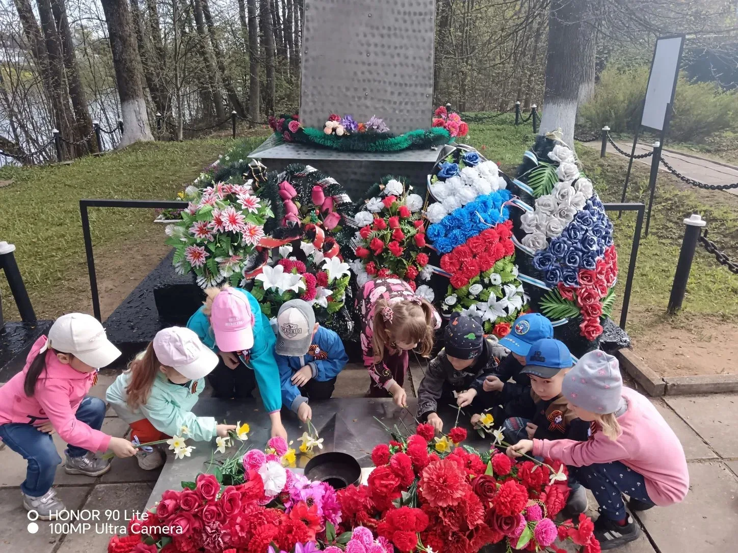 6 мая, в преддверии Дня Победы, дети старшей, подготовительной групп и воспитатели посе...
