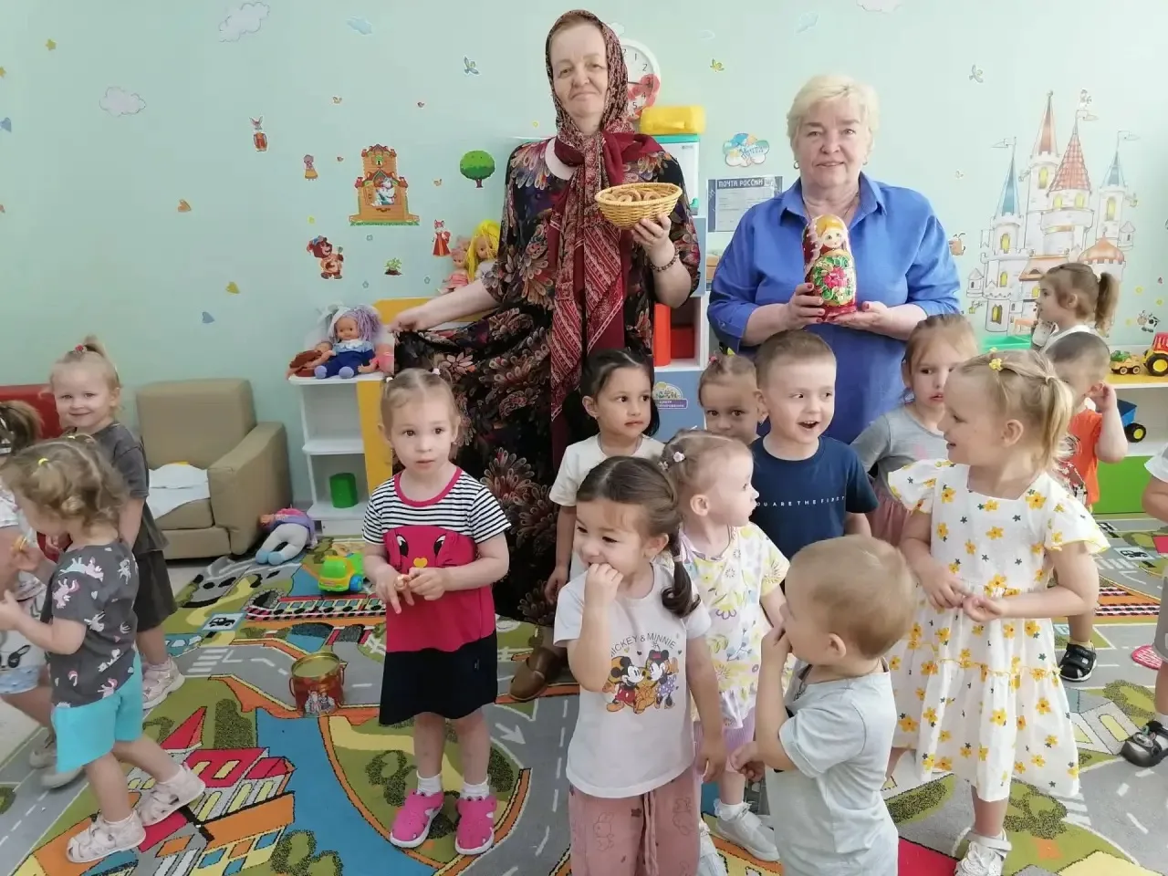 «Сегодня в нашей первой младшей группе был настоящий праздник — День рождения Матрёшки! Мы водили хо