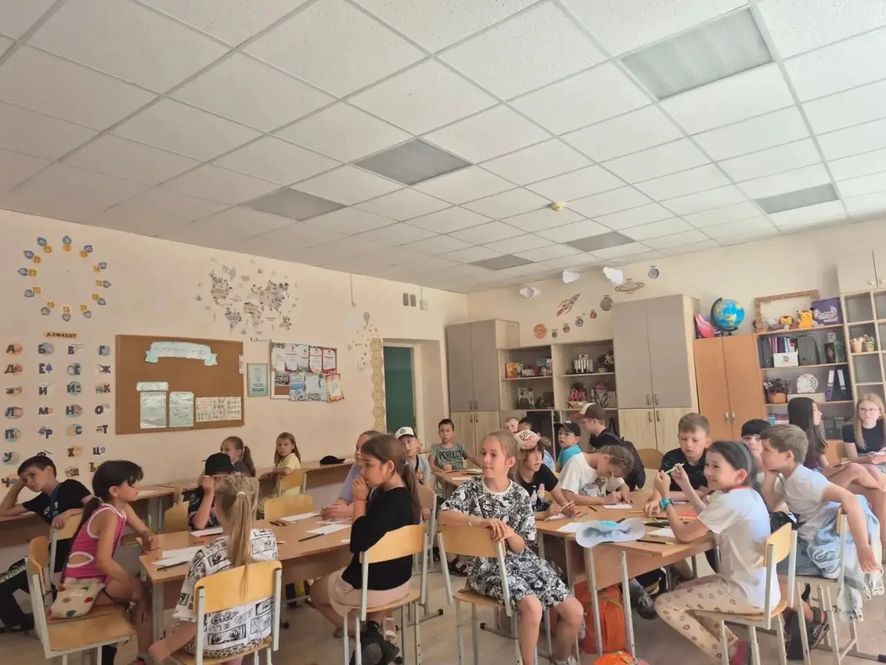 18 июня, четверг: умные игры, творческие значки и сладкий финал! 🧩🍬

☀️ С утра — бодрая зарядка 💪