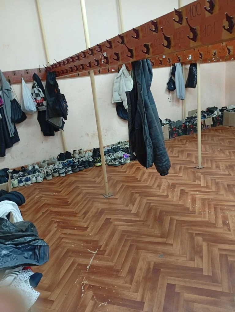 Уважаемые родители, завтра в школе нет экзаменов. 
В раздевалке огромное количество обуви парной и н
