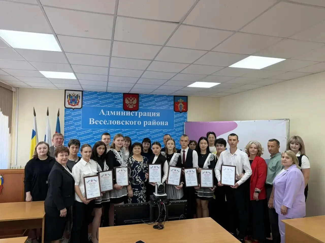 28 мая 2026 года в актовом зале Администрации Веселовского района состоялось торжественное награжден