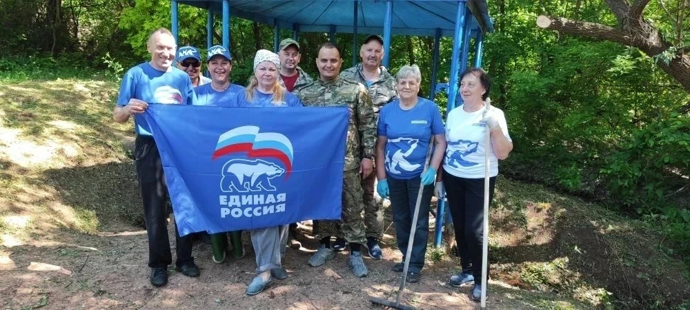 Традиционный субботник провели сегодня члены политсовета партии «Единая Россия» в Граче...