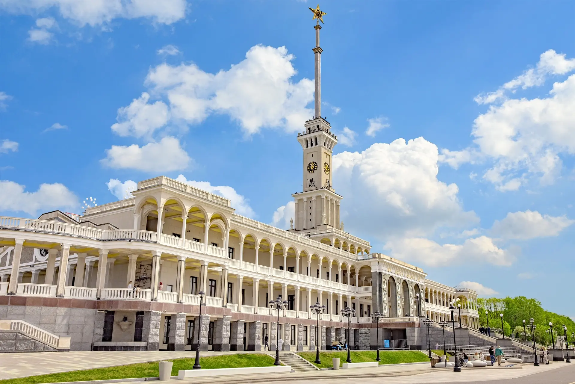 89 лет в центре событий и увлекательных путешествий 🎉

Сегодня Северный речной вокзал отмечает 89-л