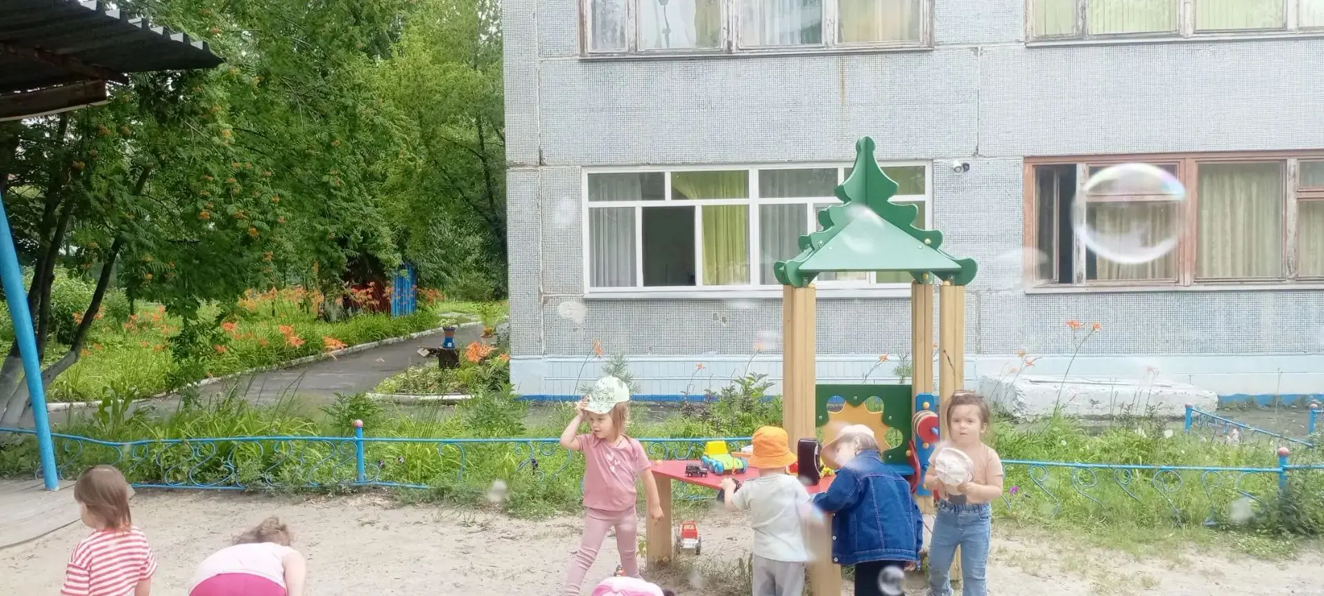 Мы плясали веселились, ловили пузыри и играли от души.
Педагоги: 
Карасенкова Е. С.
Григорьева Е. А.