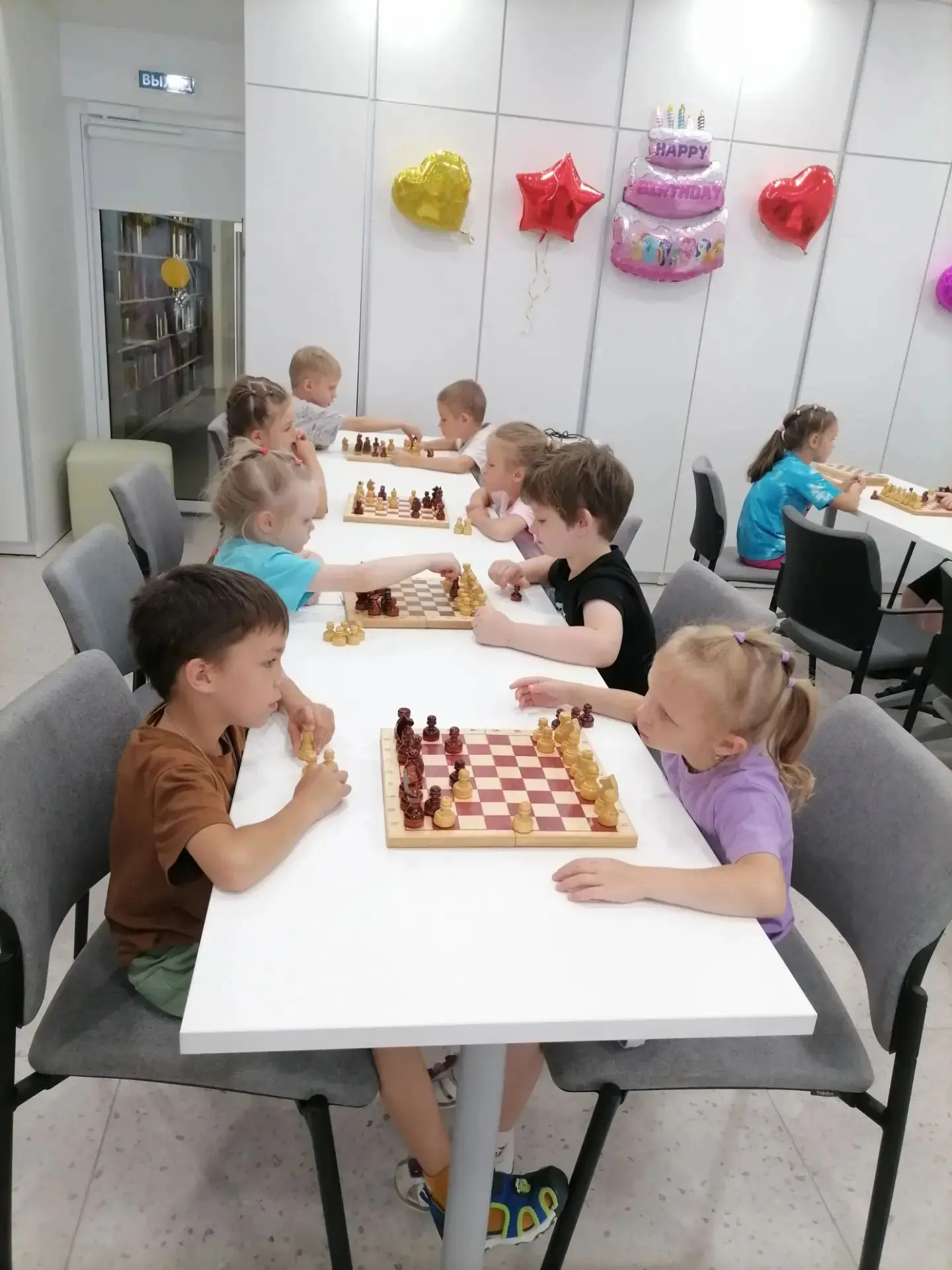 Шахматный турнир для юных любителей игры! 

Сегодня в нашем детском саду прошёл увлекательный шахмат