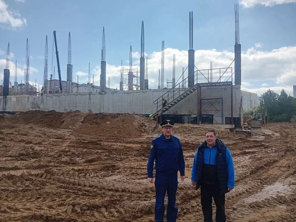 ПРОКУРОР СЫКТЫВКАРА ПРОВЕРИЛ ХОД СТРОИТЕЛЬСТВА ШКОЛЫ НА УЛИЦЕ ТЕНТЮКОВСКОЙ