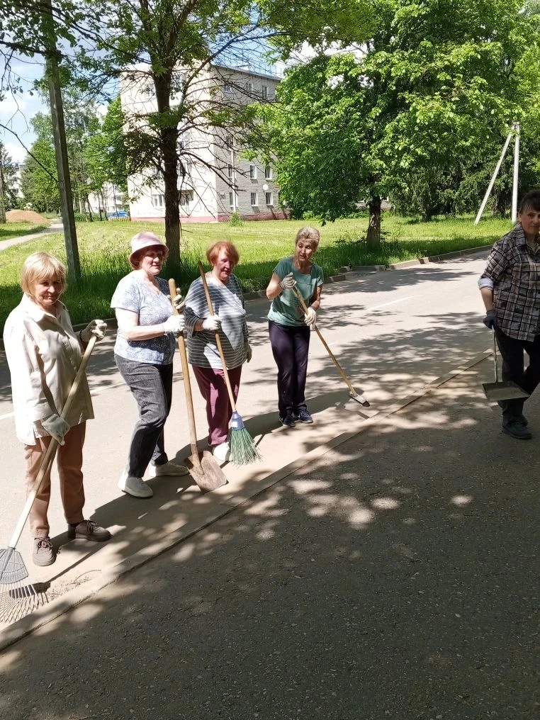 🧹В поселке прошел  субботник по уборке улиц