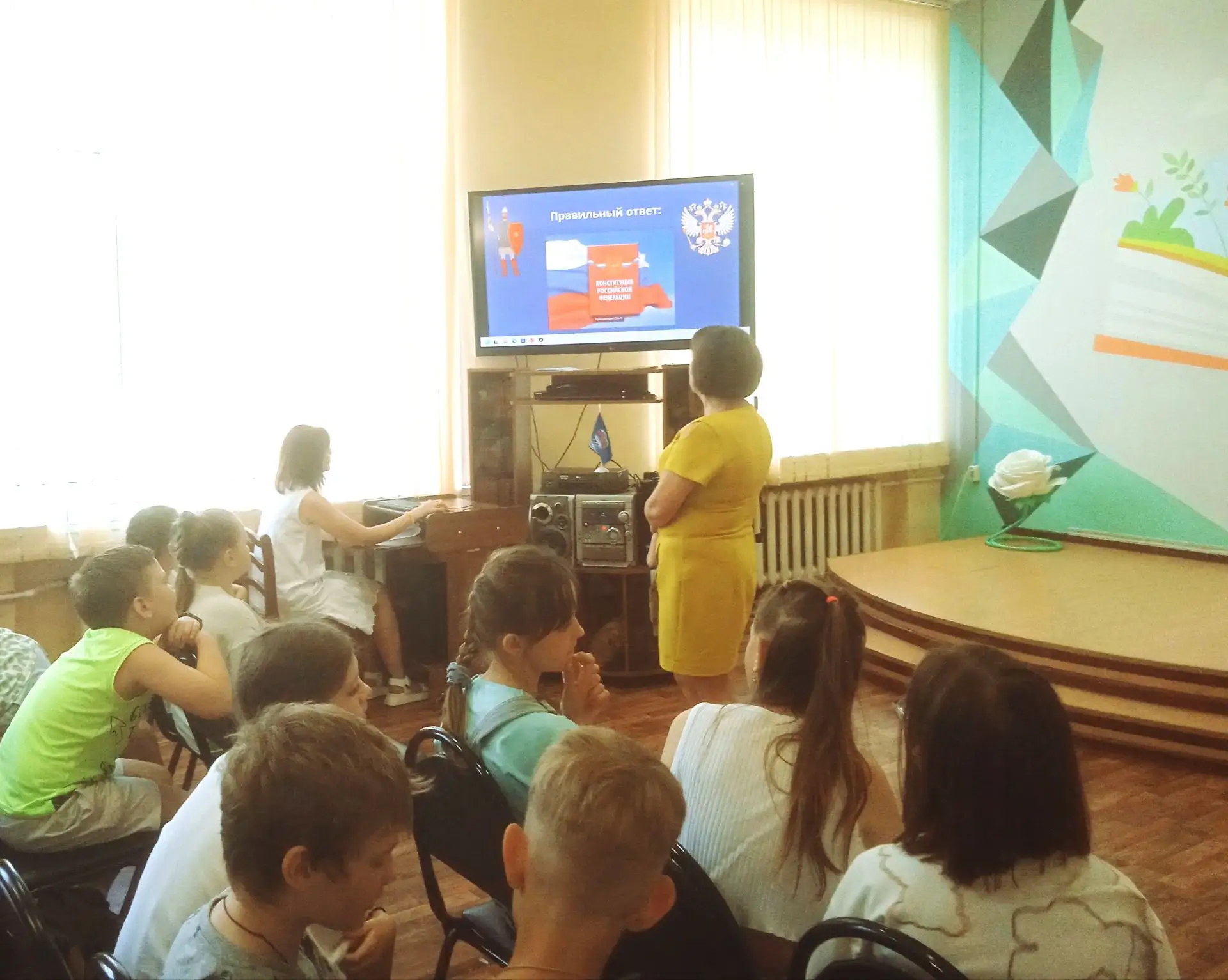 🇷🇺 Патриотический час «Флаг России – наша победа и сила» прошел в Городской детско-юн...