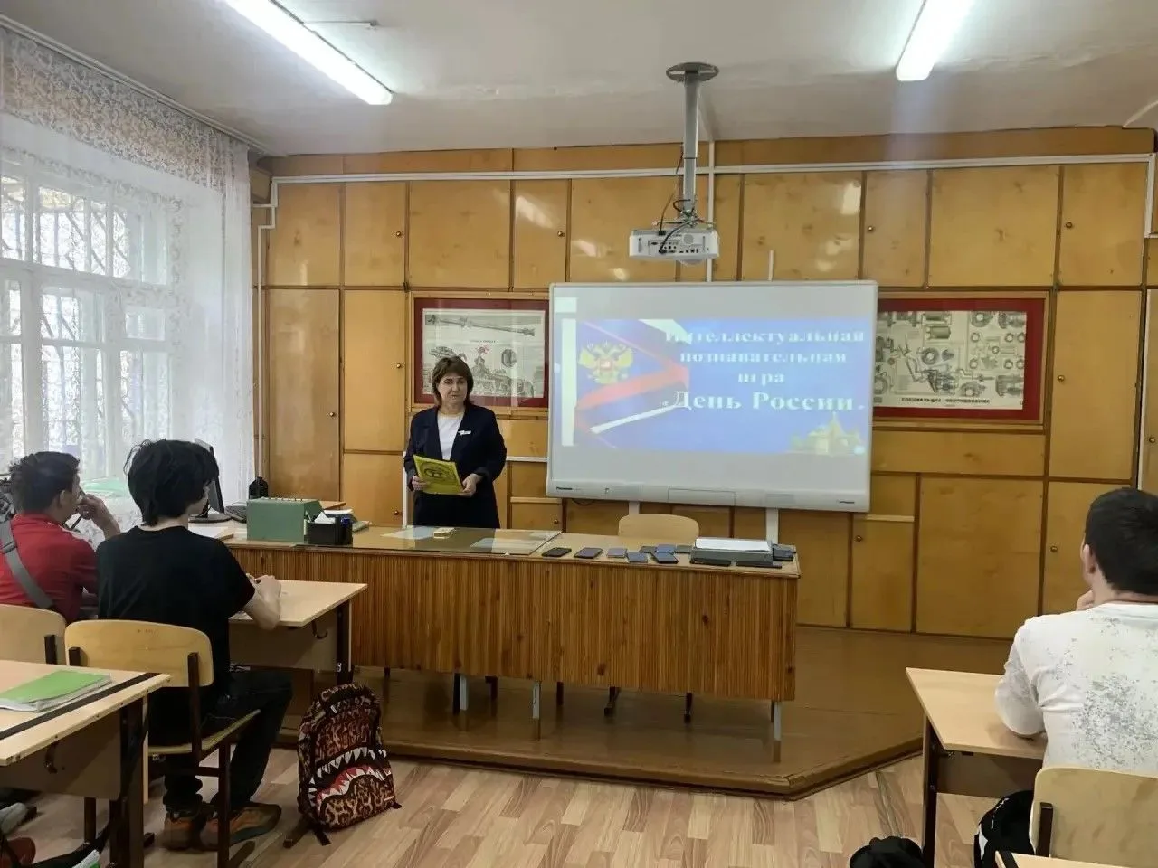 День России

12 июня наша страна отмечает государственный праздник — День России.

Это символ национ