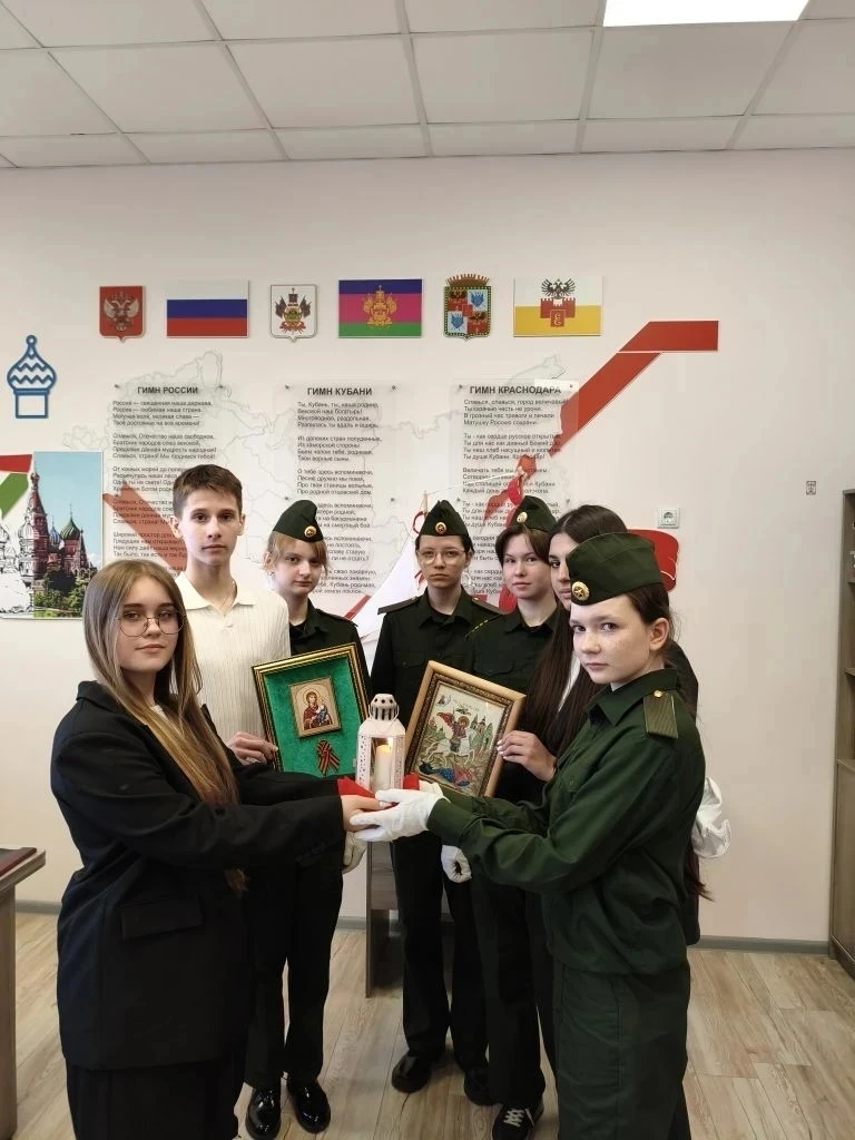 🏫 От 108-й к 20-й: эстафета поколений!  Юнармейцы МАОУ СОШ №108 торжественно передали символ акции «