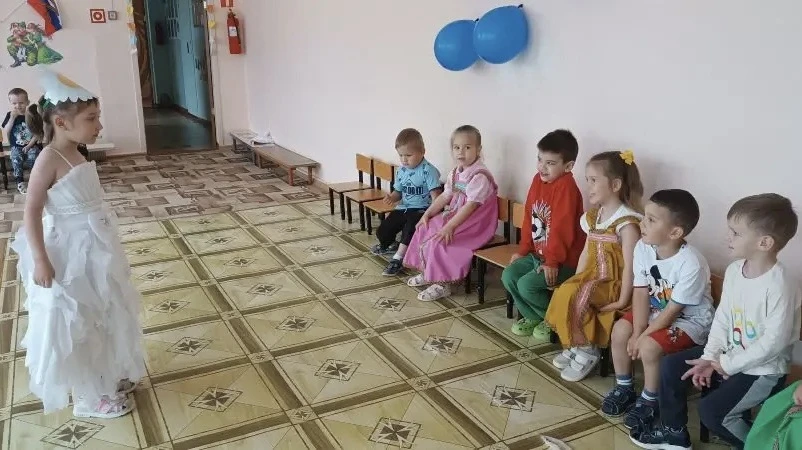 Развлечение прошло в младшей группе. К детям приходила русская матрёшка🪆 , танцевала и играла с ним