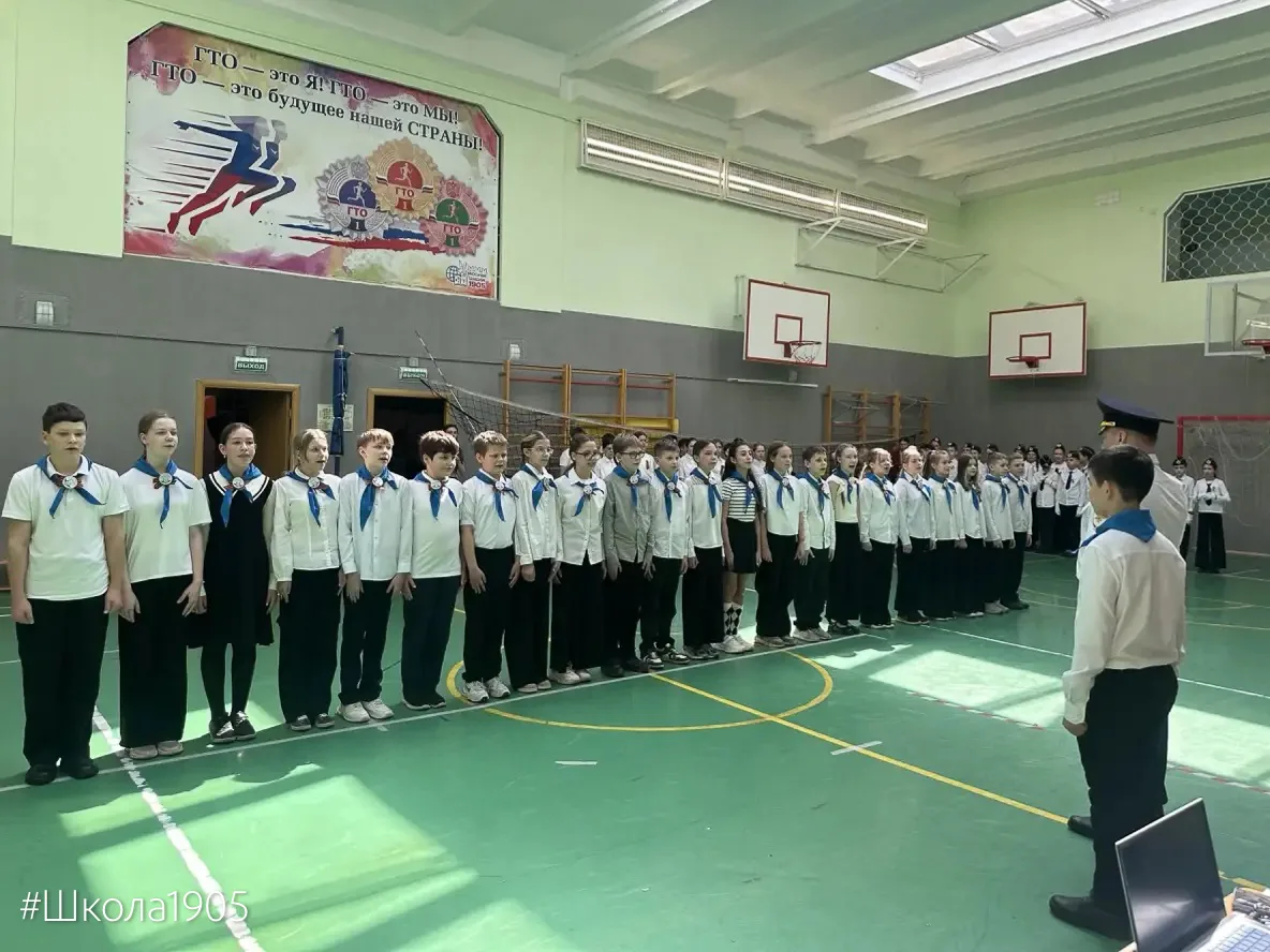 🌟 Равнение на Победу!  В нашей школе прошёл конкурс-смотр строя и песни среди учеников 5–8 классов, 