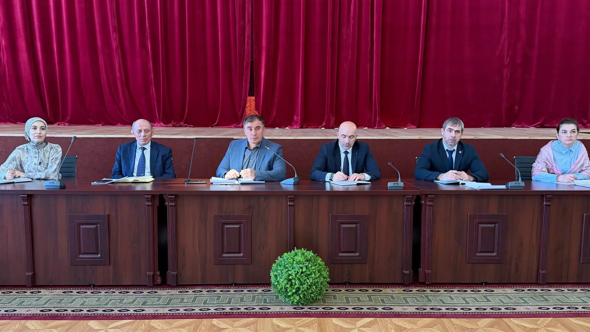 Традиционно рабочую неделю начал с планерного совещания с участием моих заместителей, руководителей 