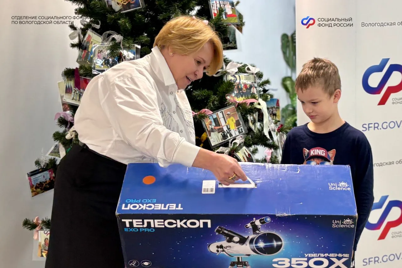 🎄Управляющий Отделением СФР по Вологодской области Галина Королева поздравила вологодскую семью в ра