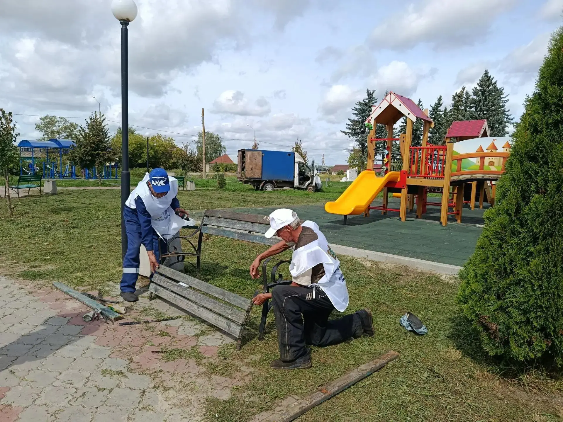 В сквере имени Героя Советского Союза Харитонова Н.Н., в с.Корекозево  провели субботни...