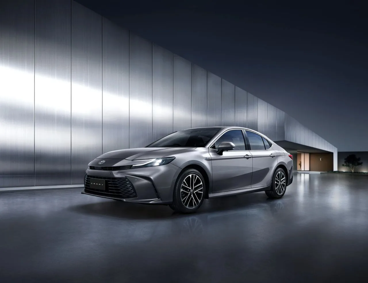 В РФ начались продажи обновлённой Toyota Camry для КНР