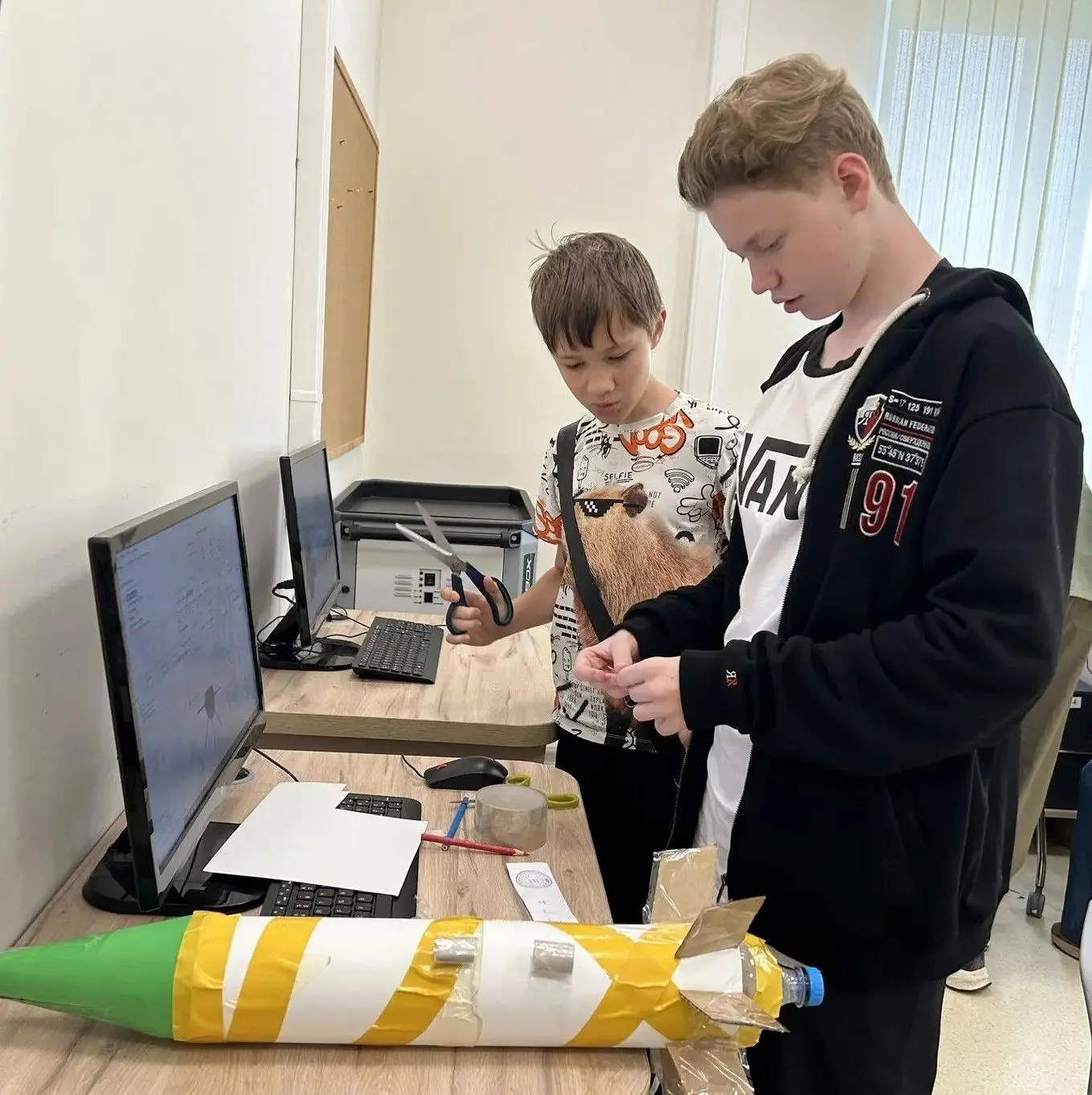 Космоотряд 57-й школы завершил сборку 3D-ракет
Сегодня в космоотряде 57-й школы насыщенный день. Реб