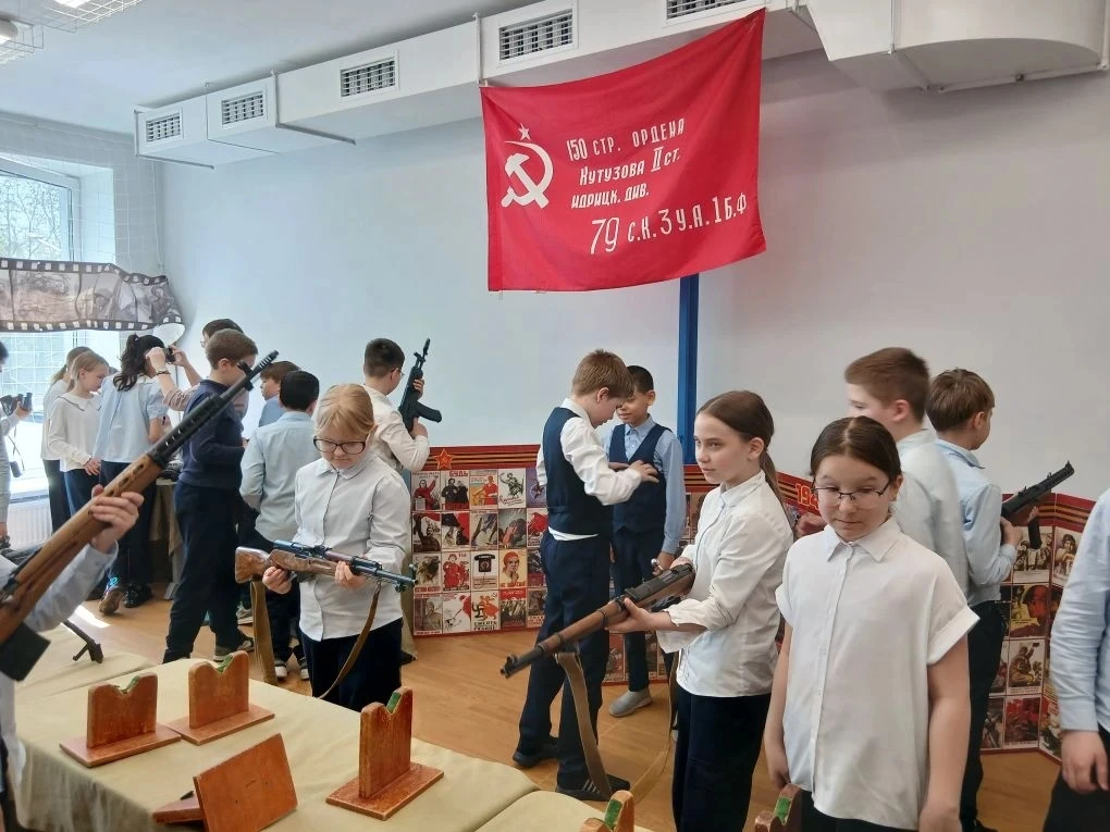 В преддверии Дня Победы в нашей школе прошла передвижная выставка «Оружие Победы».  Это была уникаль