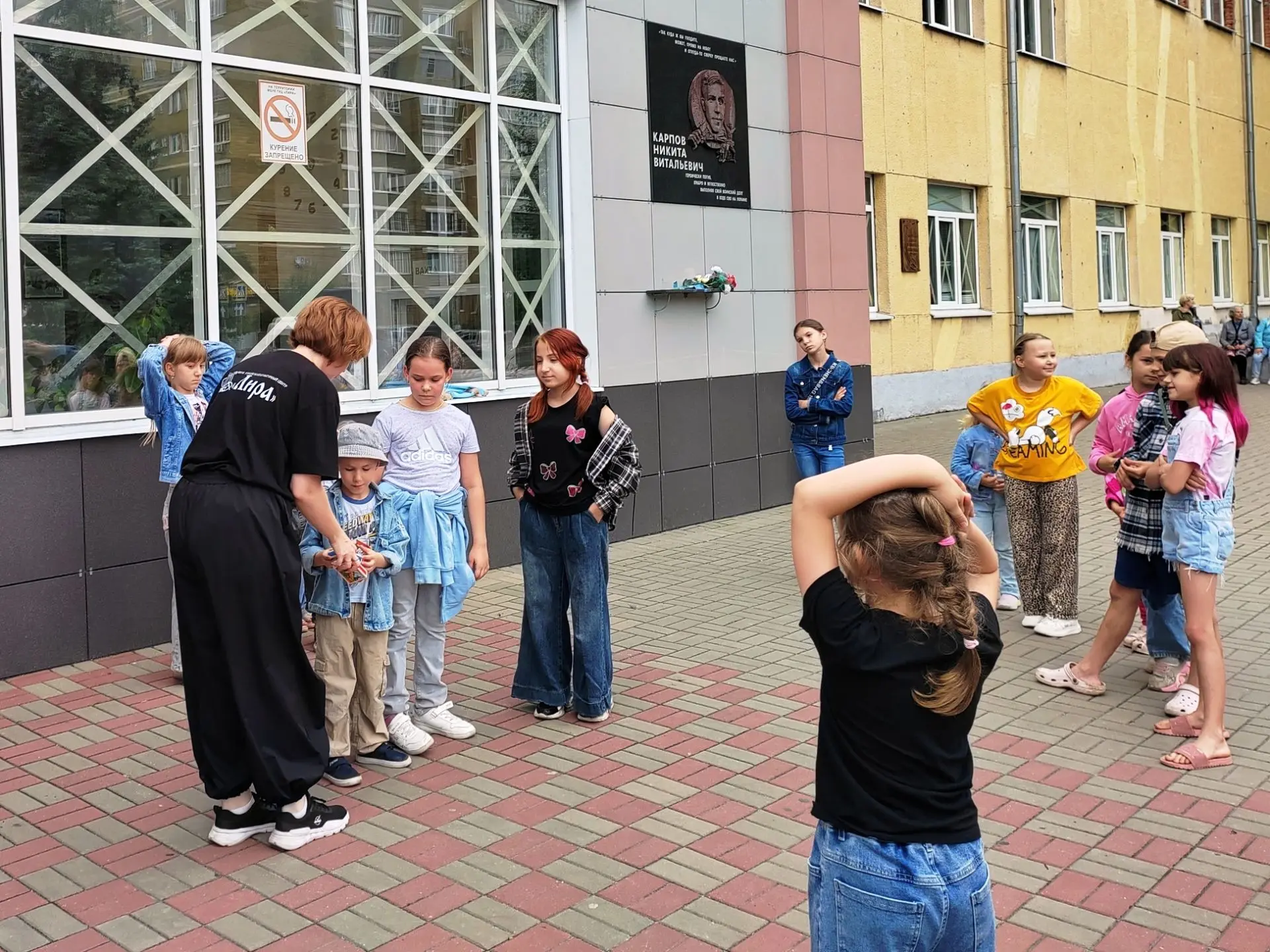 С каждой неделей всё больше ребят спешат на зажигательную дискотеку у Городского культурного центра 