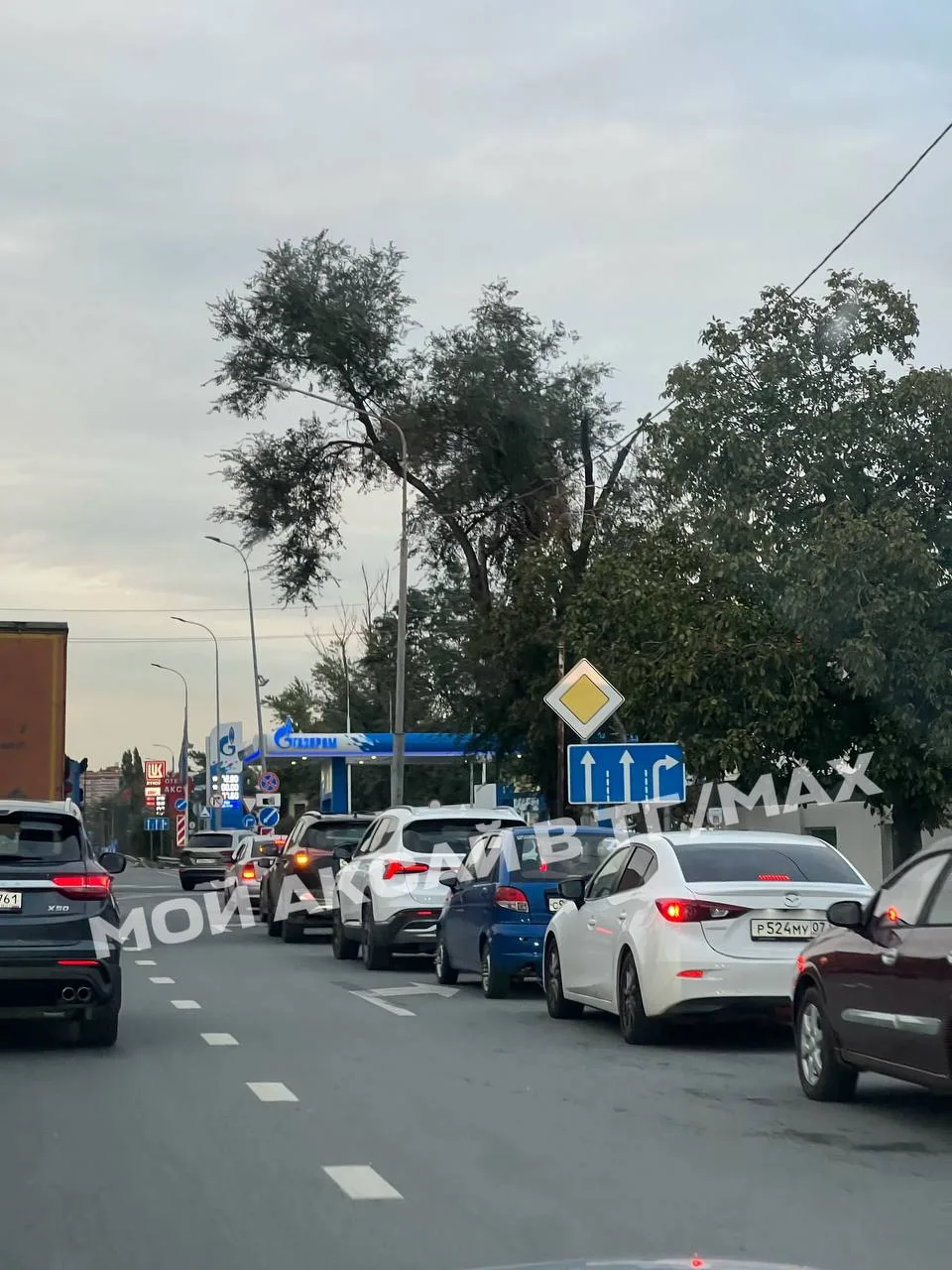 Аксайчане продолжают стоять в очередях за бензином