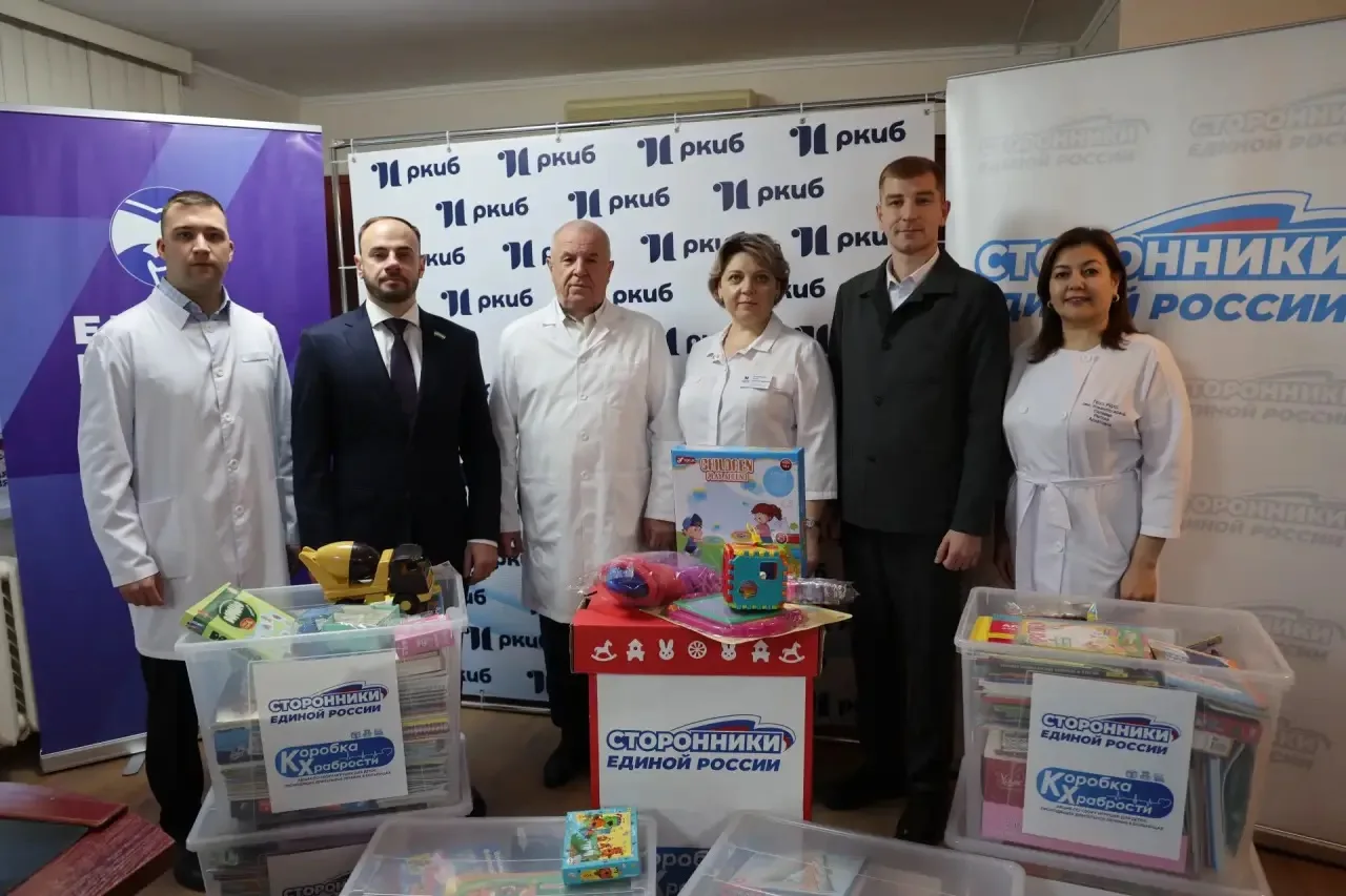 Маленькие пациенты зачастую боятся больничных процедур. Но порой, чтобы справиться со с...