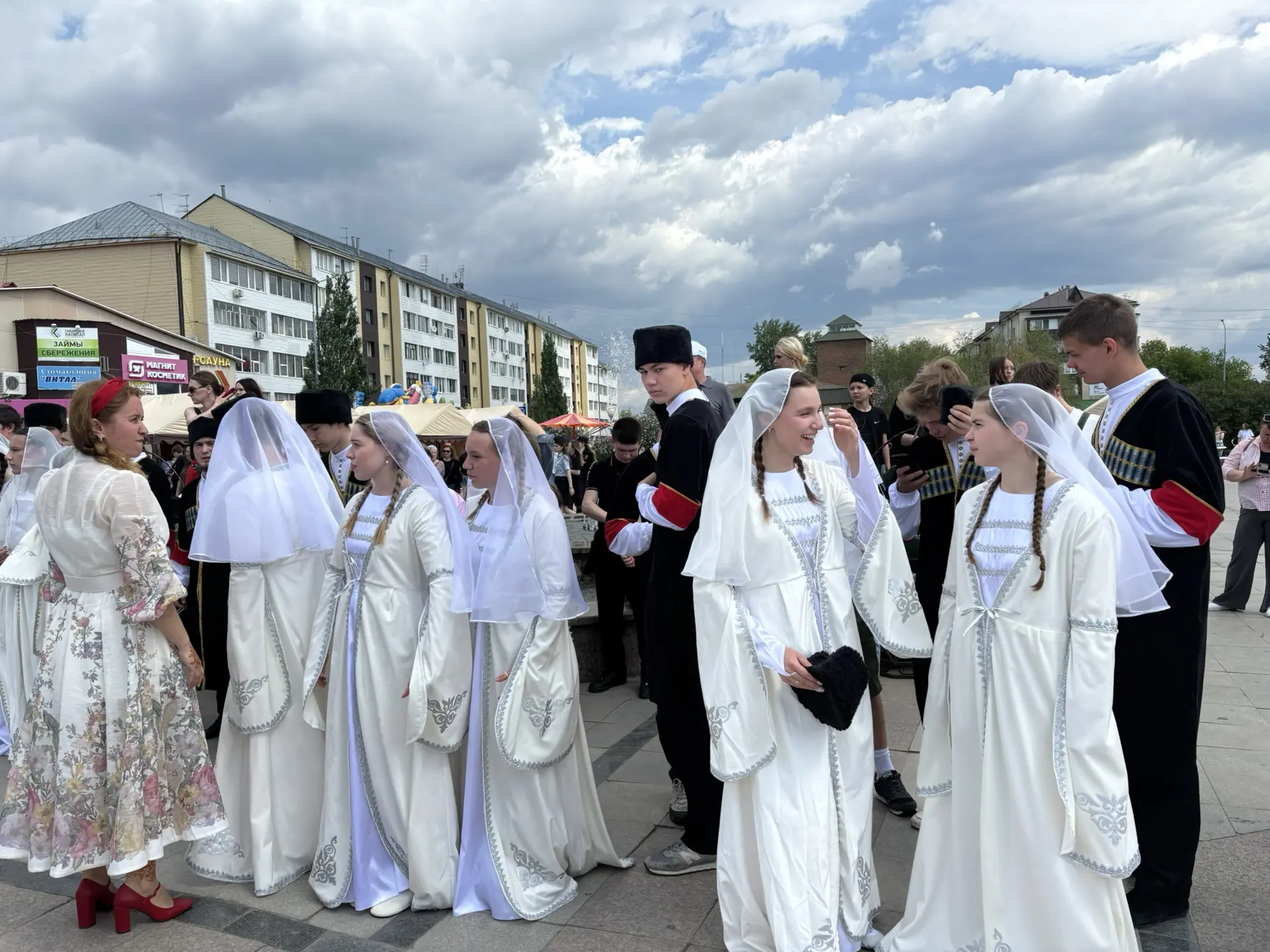 23 мая выпускники школ Тюменского округа встретились на Ассамблее дружбы. Это традицион...