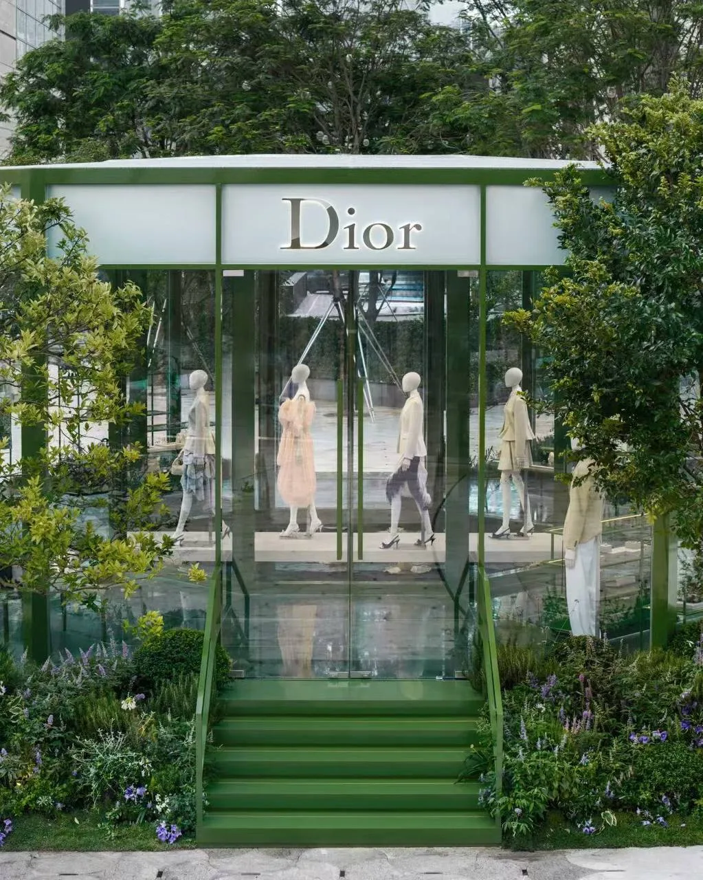 Помните дебютную осеннюю коллекцию Джонатана Андерсона для Dior? Основным мотивом стал знаменитый са