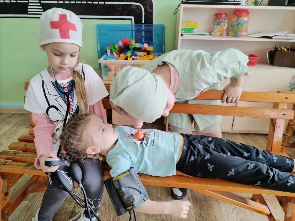 28 апреля отмечается один из самых молодых праздников – день работников скорой помощи.