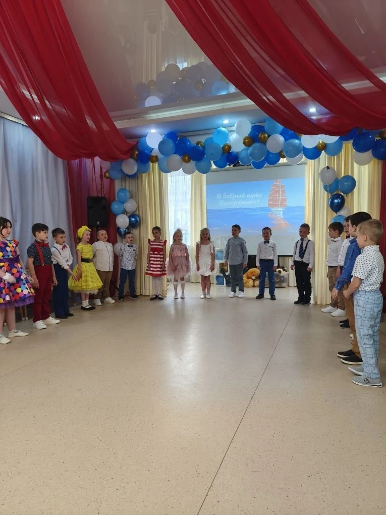 🎈Детский сад уж за спиной —
Первый в жизни выпускной!🎊
Мы вас в школу провожаем,
Лишь «пятерок» ва
