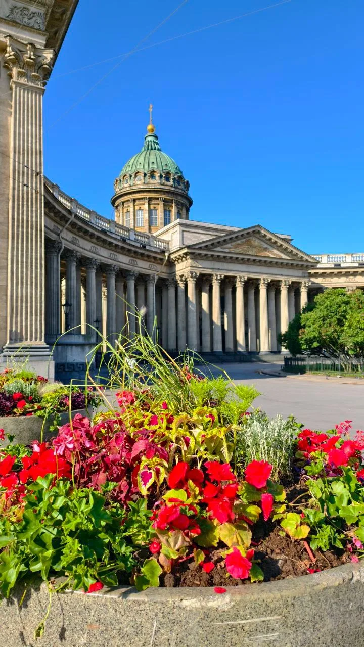 🏛 Казанский кафедральный собор

📌 Одной из впечатляющих черт здания является длинный колонный порт