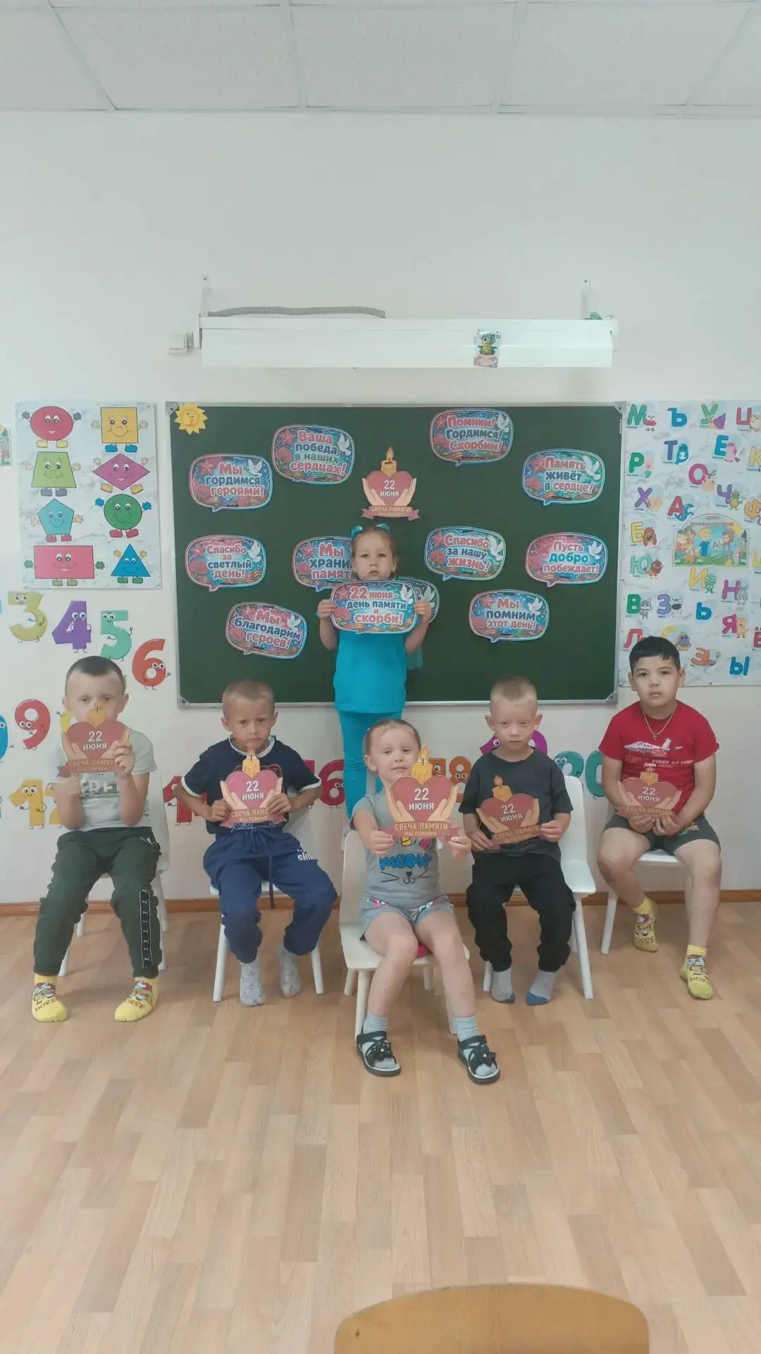 День памяти и скорби 🕯️ Воспитанники разновозрастной группы возложили  цветы  к мемори...