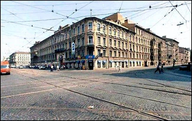 Угол 8-9-й линий Васильевского острова и Среднего проспекта, конец 1990-х гг. 

Большое количество т
