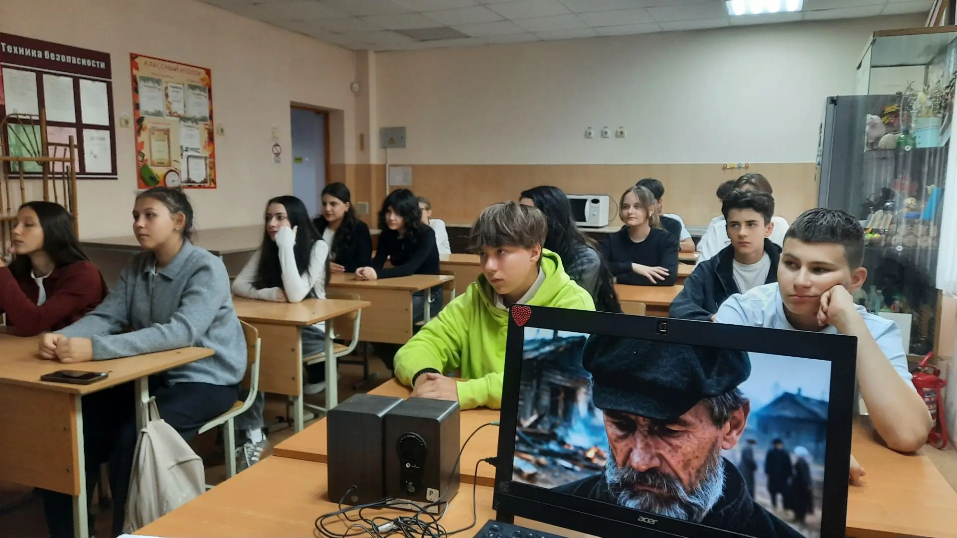 Понедельник в нашей школе традиционно начался с поднятия Государственного флага РФ и ис...