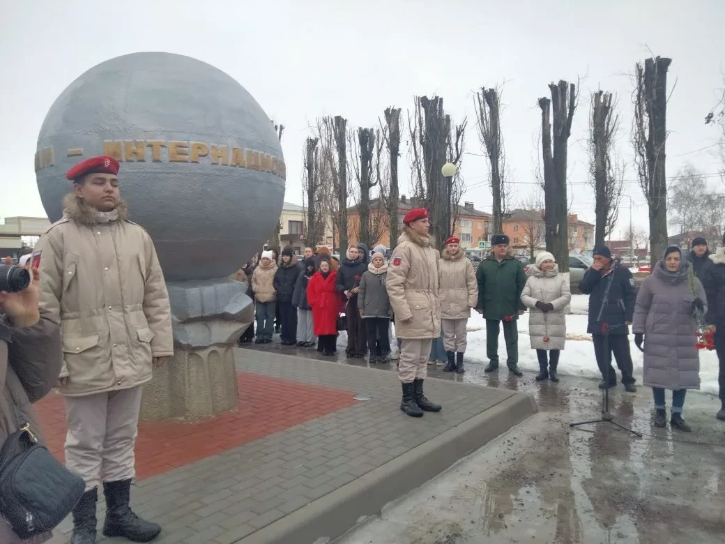 Юнармейцы школьного отряда "Соколы" в День вывода советских войск из Афганистана посетили торжествен