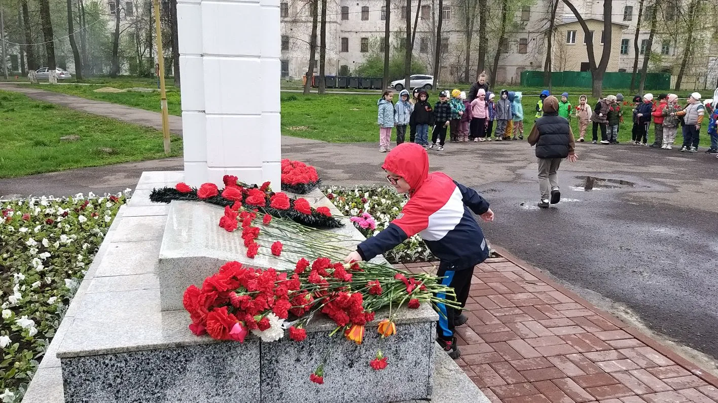В преддверии 9 Мая педагоги и воспитанники старшего дошкольного возраста из ЦРР-детский сад 163 возл