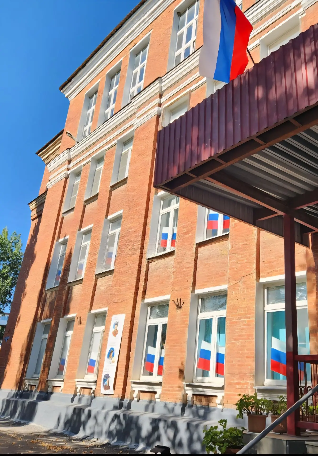МБОУ СОШ №9 принимает участие в патриотрической акции " Флаг России в каждым дом"