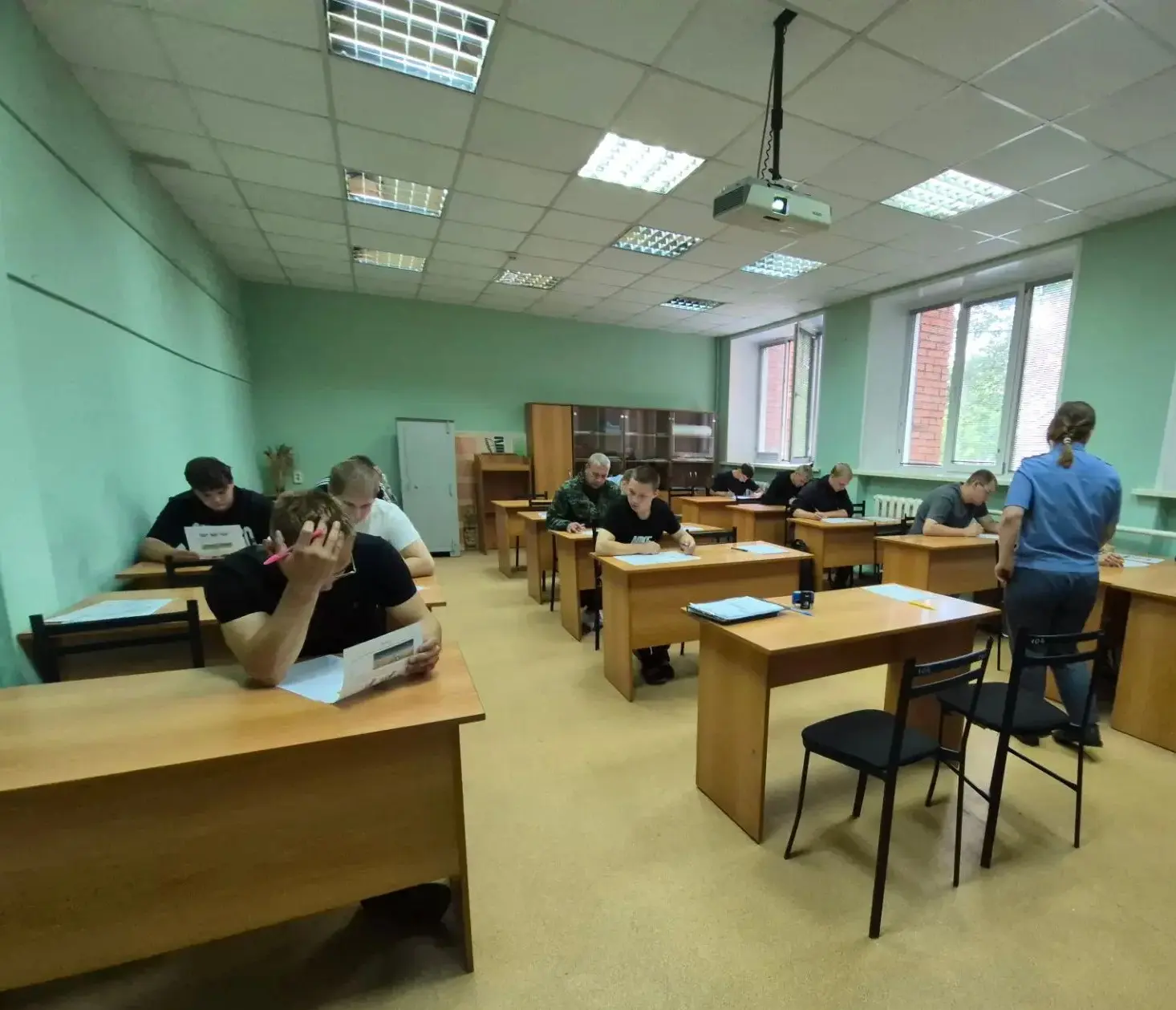 Как думаете, что лучше: строгий экзаменатор или "неумеха" за рулем трактора? Если говорить о безопас