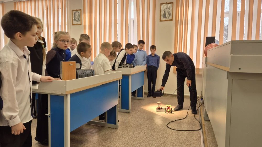 🧑‍🔬Российский день науки в 3А!   📅8 февраля Россия отмечает День науки — праздник в честь великих от