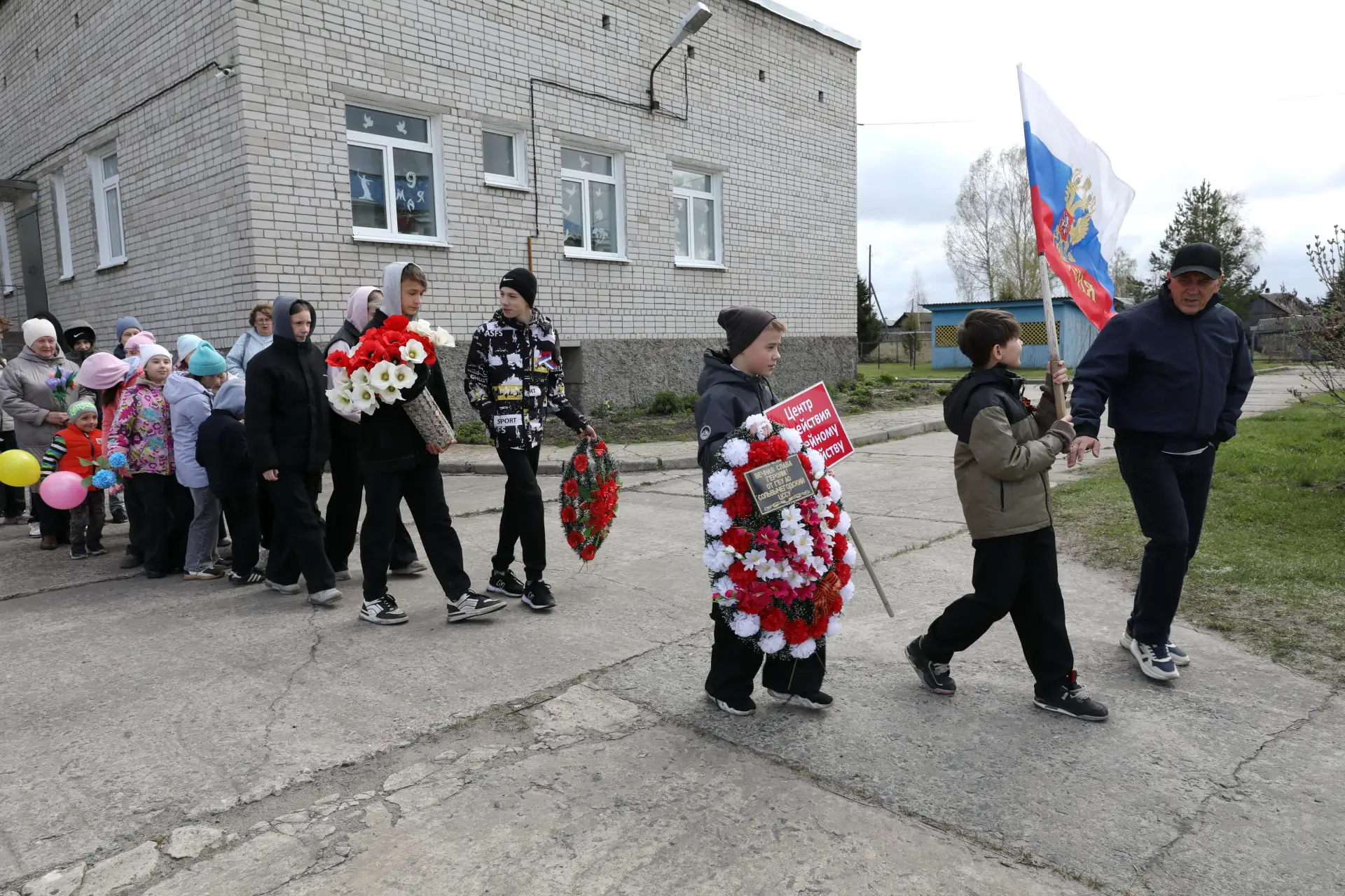 9 мая взрослые и дети центра вышли на парад с флагами и цветами. Организованной колонно...