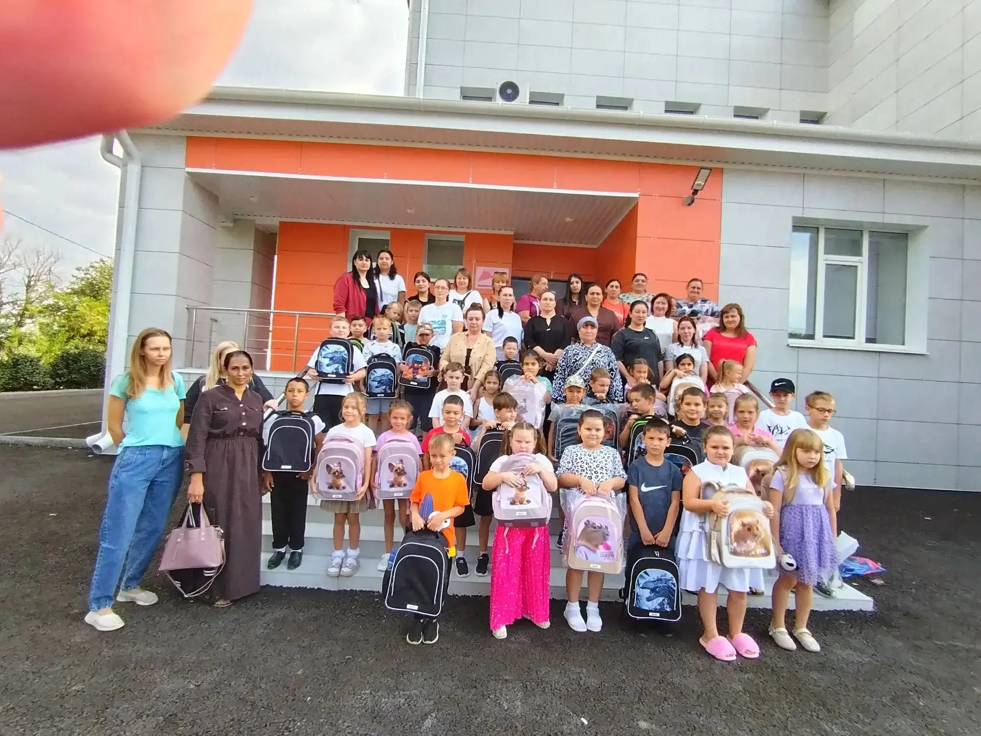 Первоклассники идут в школу с экипировкой от КТК