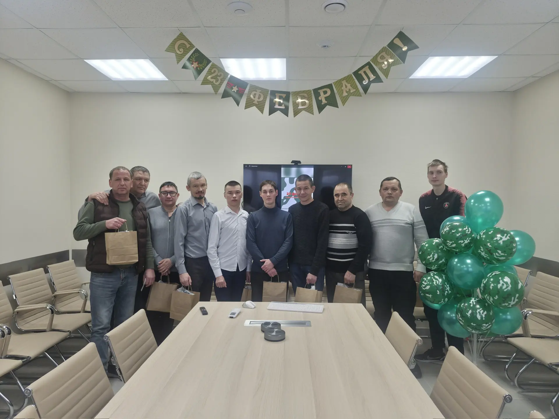 Накануне Дня защитника Отечества, сотрудницы Чувашской энергосбытовой компании поздравили коллег-муж