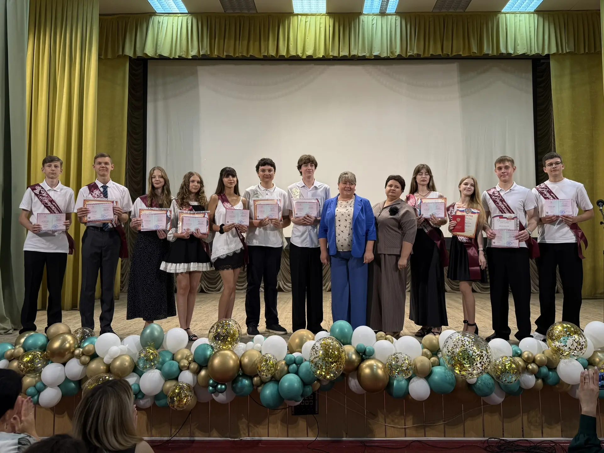 🎓 Аттестат в руках и ждёт новая глава!

Поздравляем наших девятиклассников с выпускным и получением