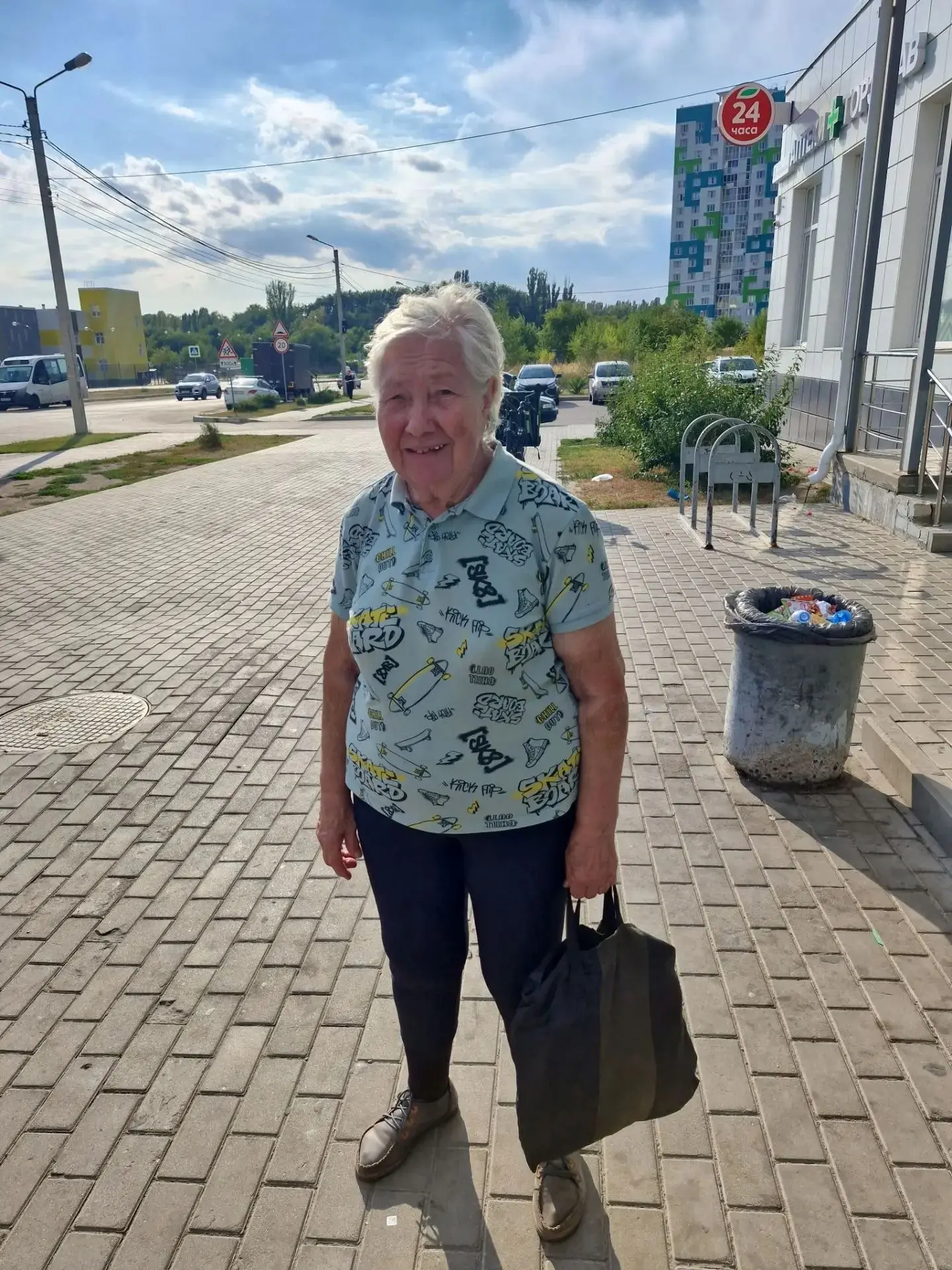 Бабушка не помнит где живёт, стоит около пятерочки 24 часа
