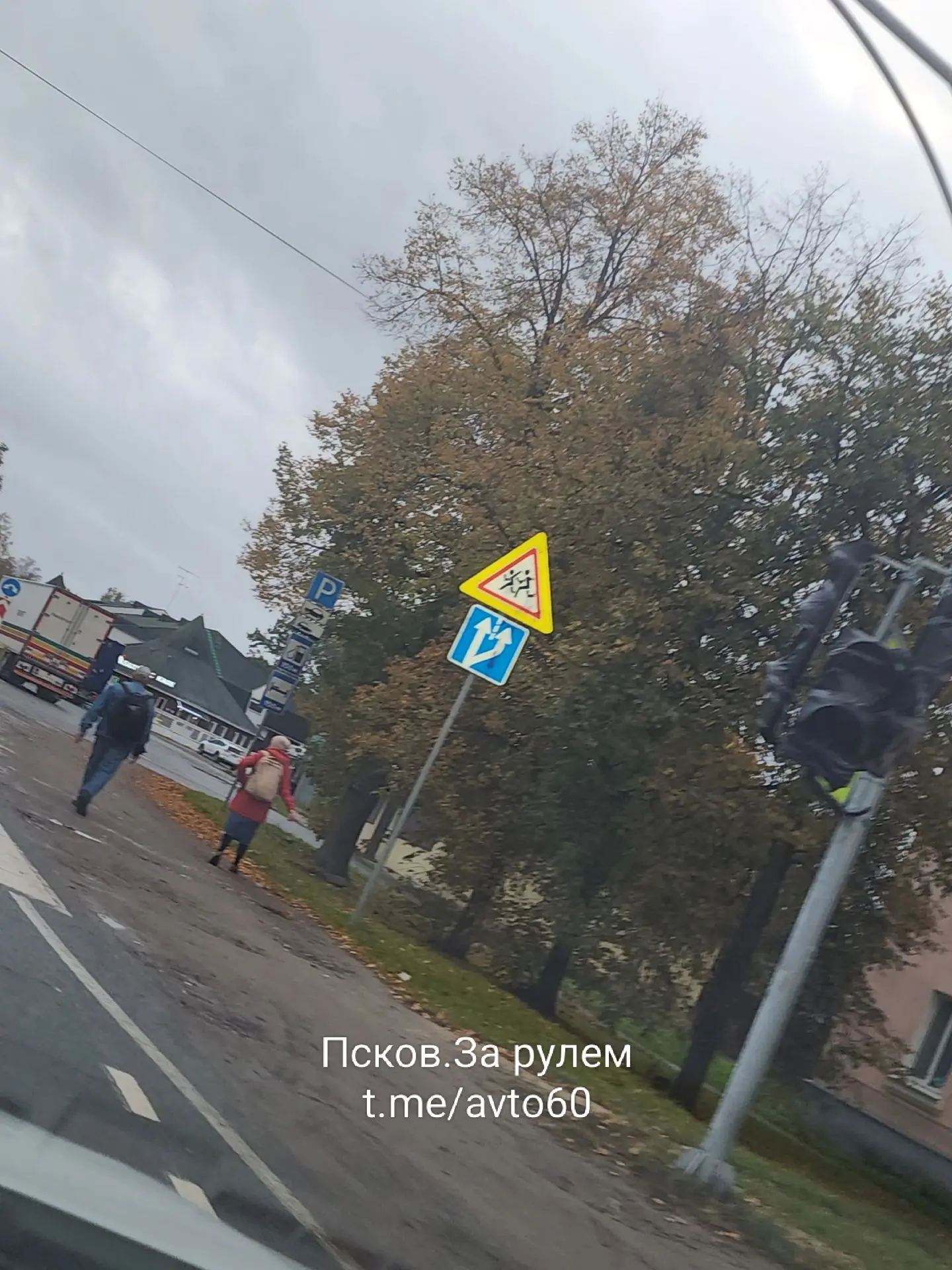 Новый светофор готовится к открытию в Пскове на Ленинградском шоссе у морковкиной акаде...