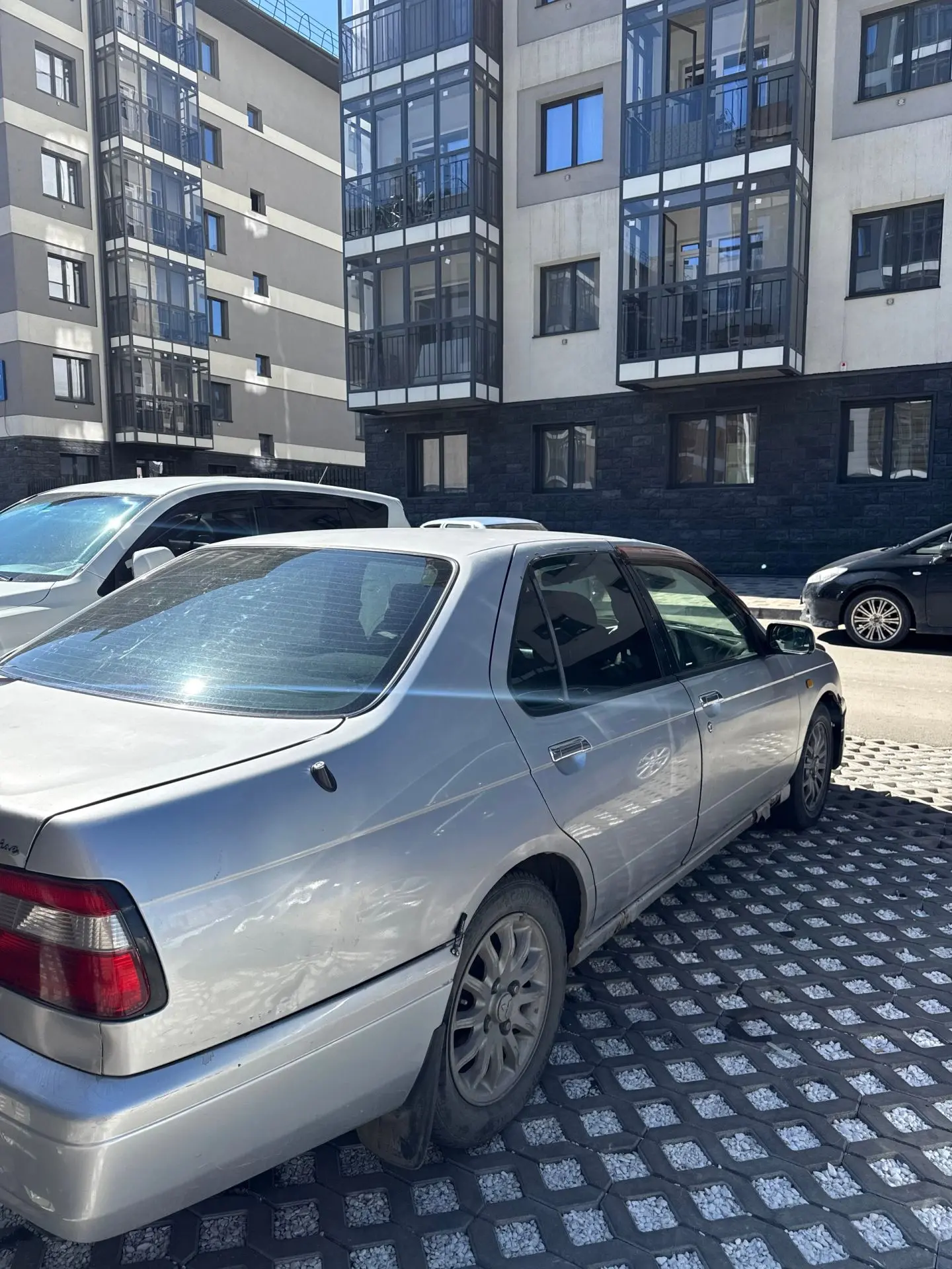 Продаётся ниссан блюберд 2000г мотор коробка кылан косяки по внешке а так машина на пол...