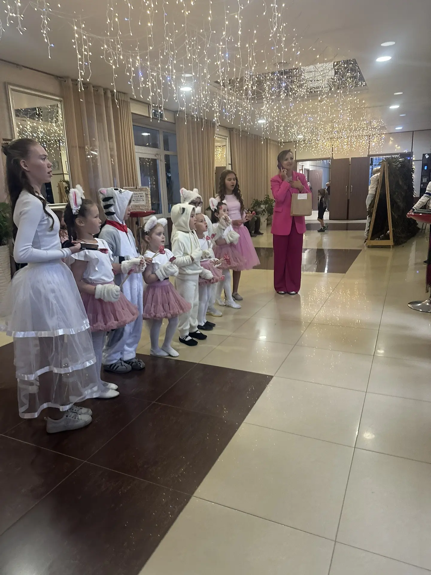 Скоро во Дворце культуры имени С. Гассара начнется концерт, посвященный Дню пожилых.
