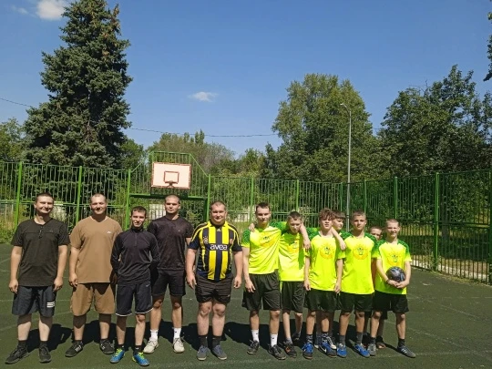 На футбольном поле Луганского детского дома состоялся необычный товарищеский матч, на к...